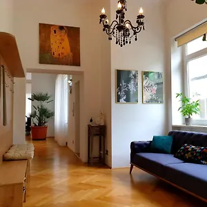 Sunny And Spacious Near Centre Apartment