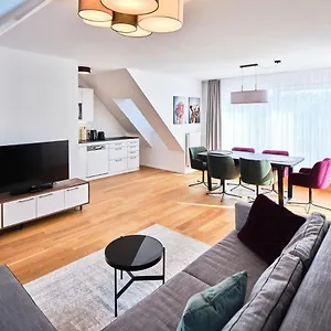  شقة Myfavorit - Spacious Next To Puplic Transport U1 Direct Connection To Citycenter