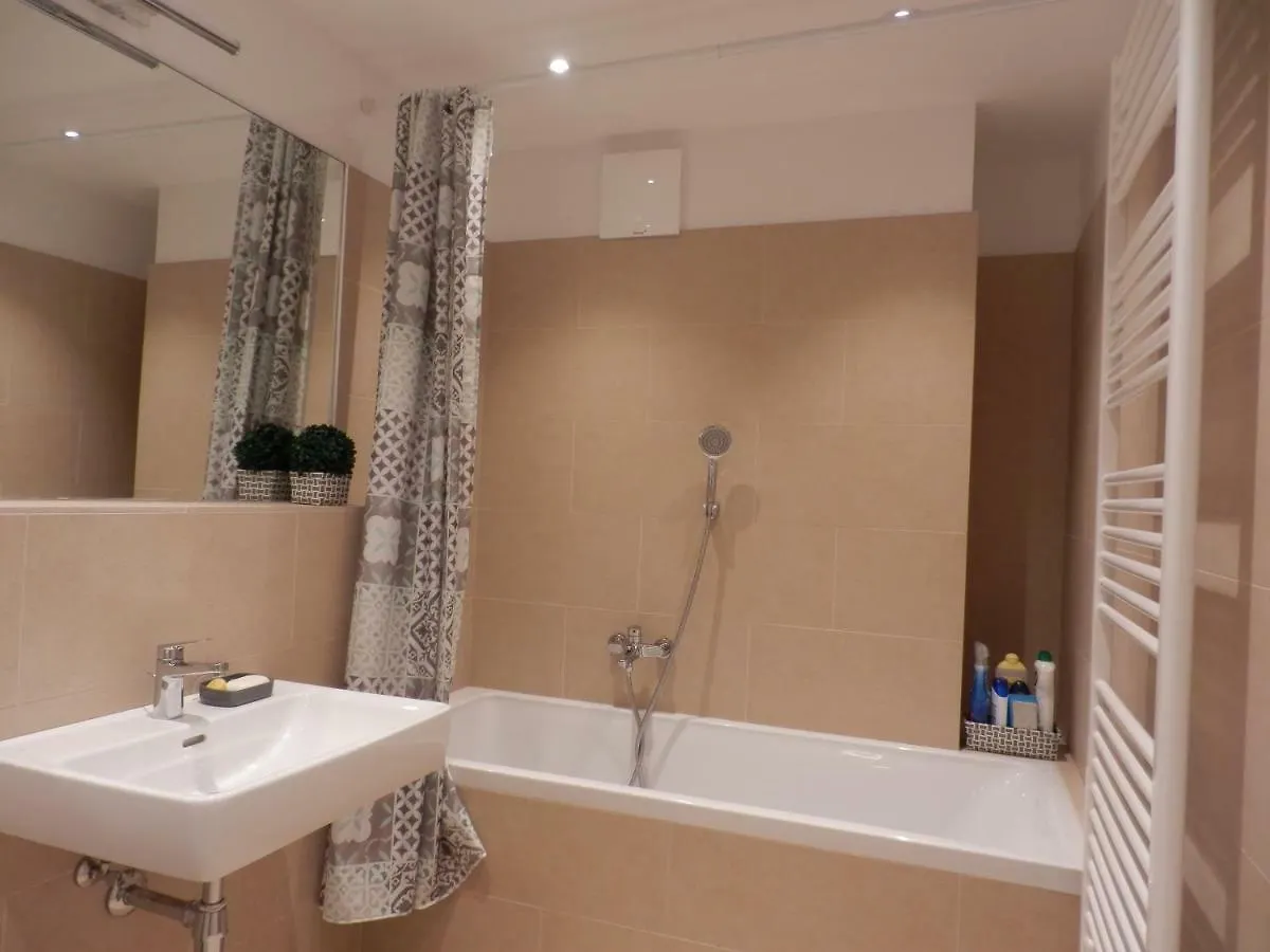 شقة Spacious, Modern 1-Bdrm Apt Near Vic & Austria Ctr فيينا النمسا