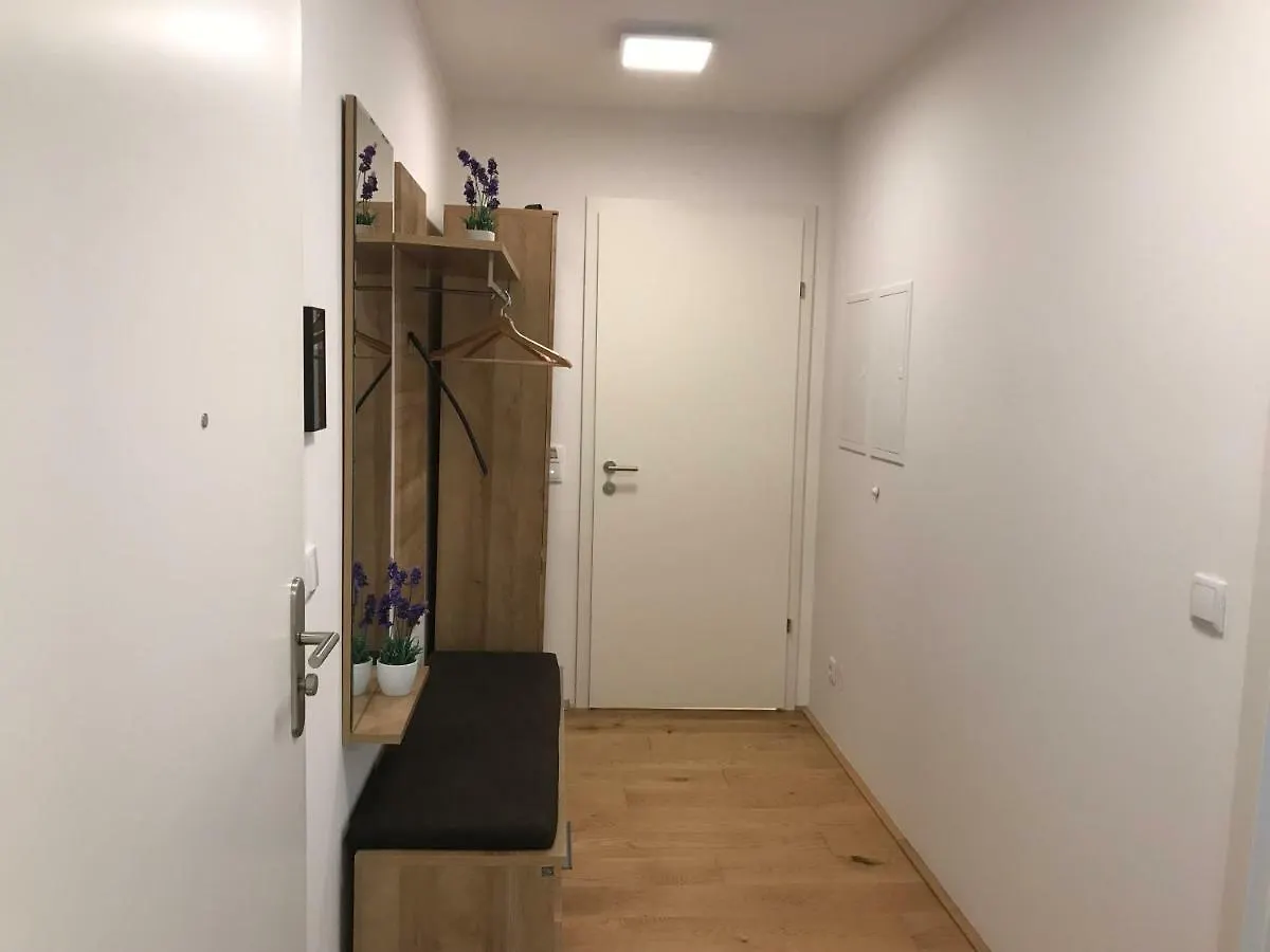 شقة Spacious, Modern 1-Bdrm Apt Near Vic & Austria Ctr فيينا 0*,