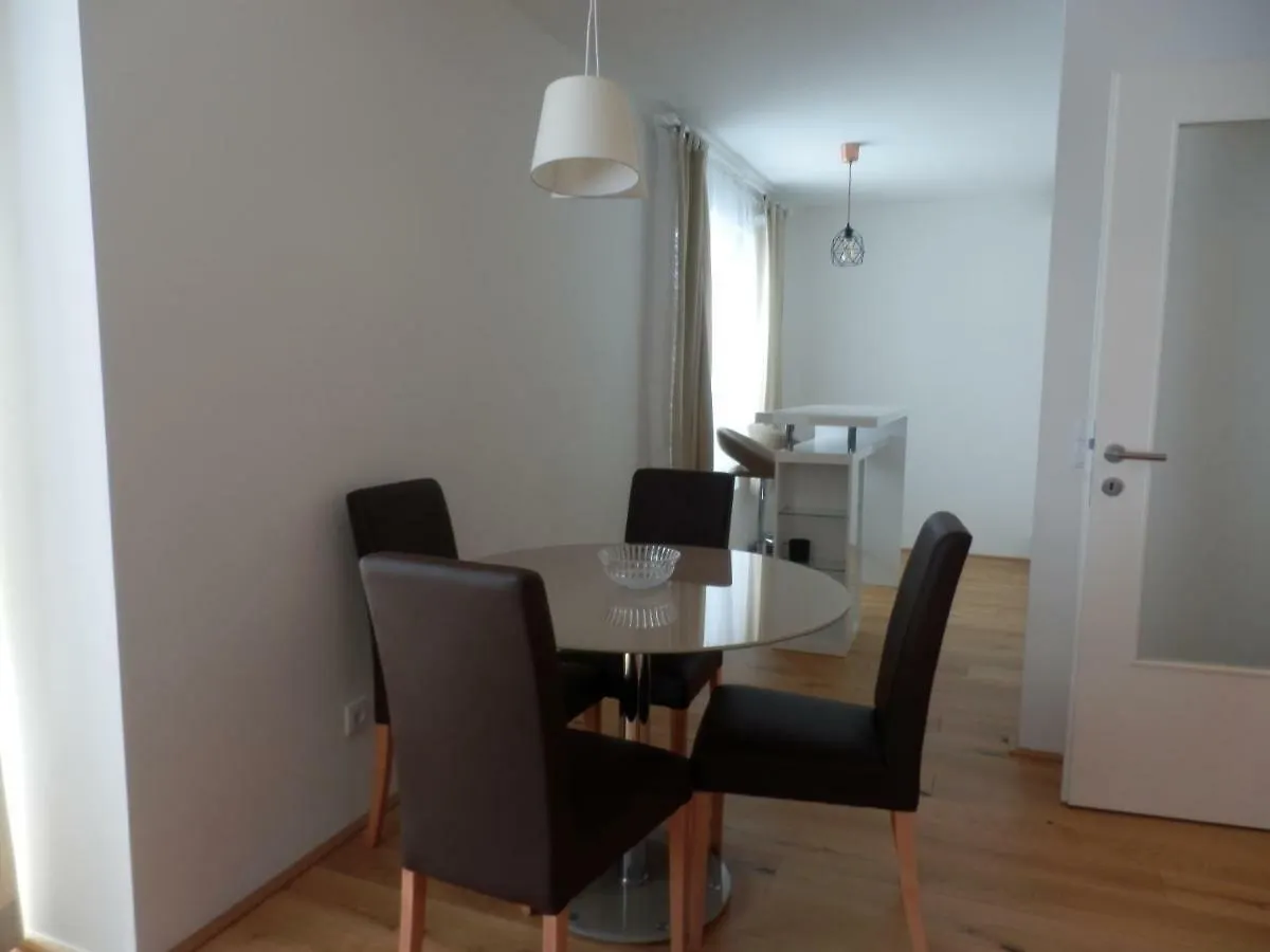شقة Spacious, Modern 1-Bdrm Apt Near Vic & Austria Ctr فيينا النمسا