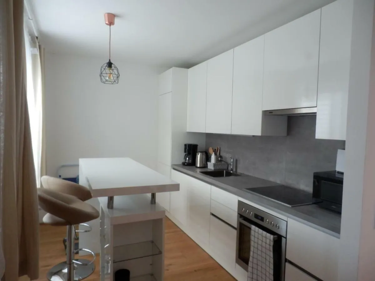 شقة Spacious, Modern 1-Bdrm Apt Near Vic & Austria Ctr فيينا