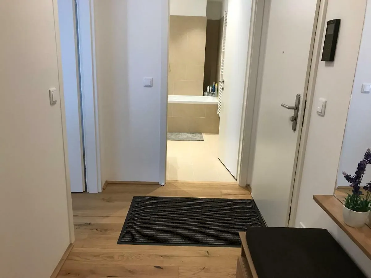 شقة Spacious, Modern 1-Bdrm Apt Near Vic & Austria Ctr فيينا