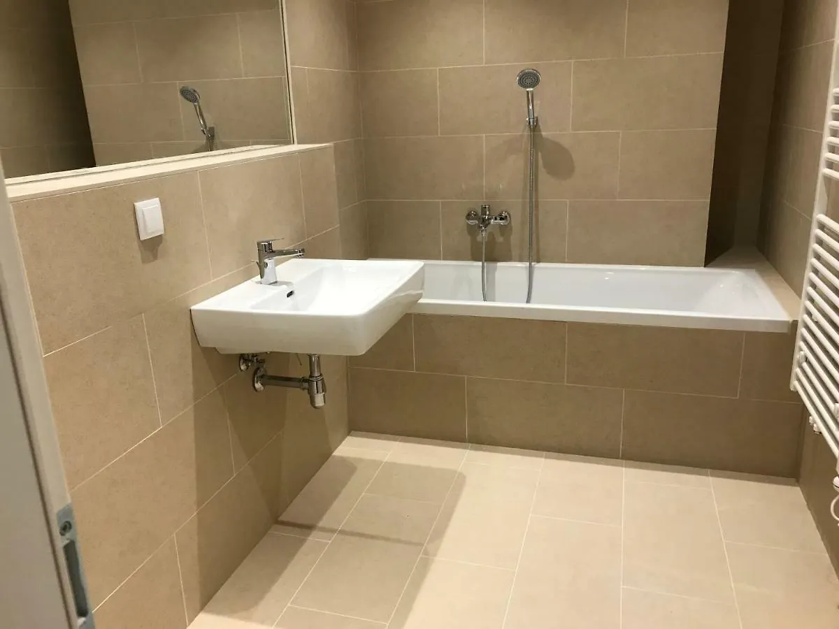 شقة Spacious, Modern 1-Bdrm Apt Near Vic & Austria Ctr فيينا النمسا