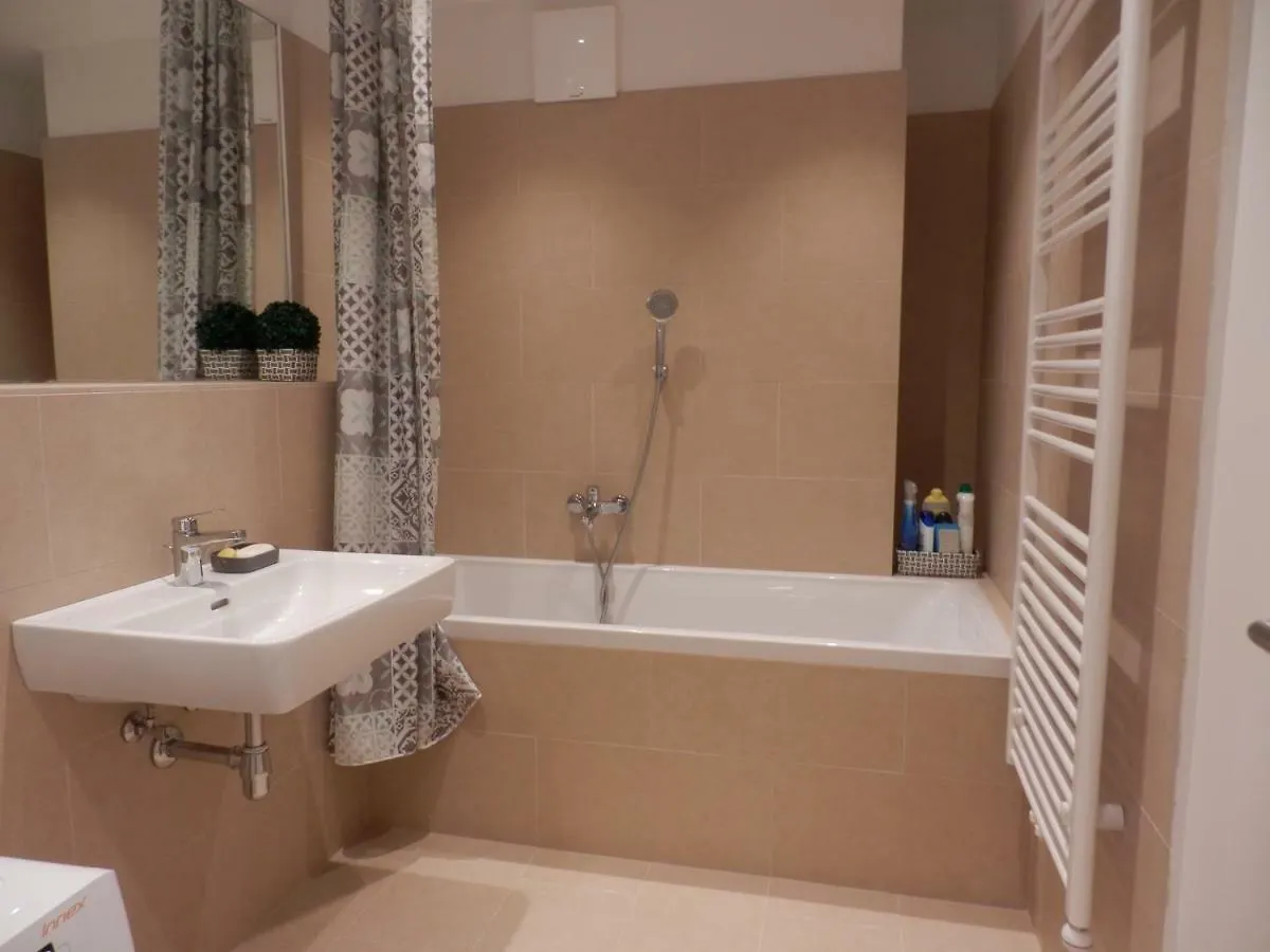شقة Spacious, Modern 1-Bdrm Apt Near Vic & Austria Ctr فيينا 0*,  النمسا