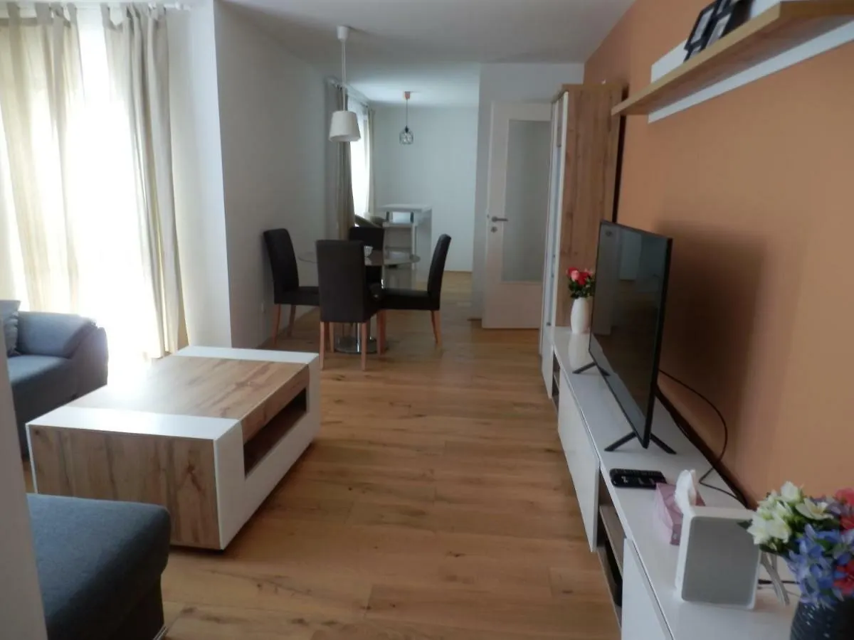 شقة Spacious, Modern 1-Bdrm Apt Near Vic & Austria Ctr فيينا