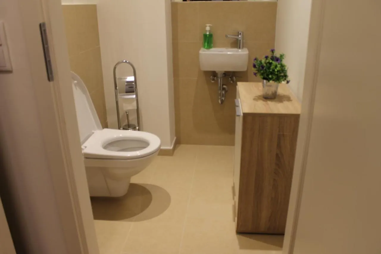 شقة Spacious, Modern 1-Bdrm Apt Near Vic & Austria Ctr فيينا