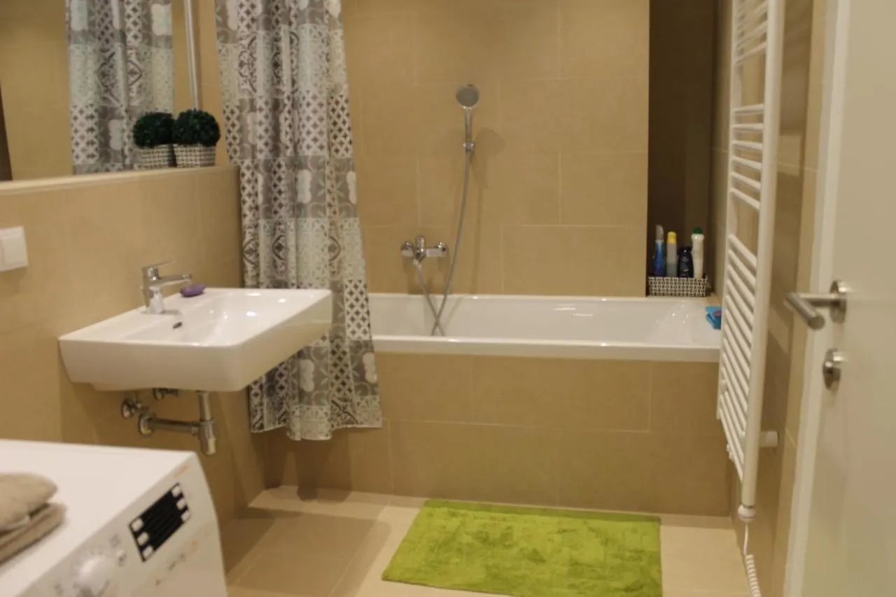 شقة Spacious, Modern 1-Bdrm Apt Near Vic & Austria Ctr فيينا